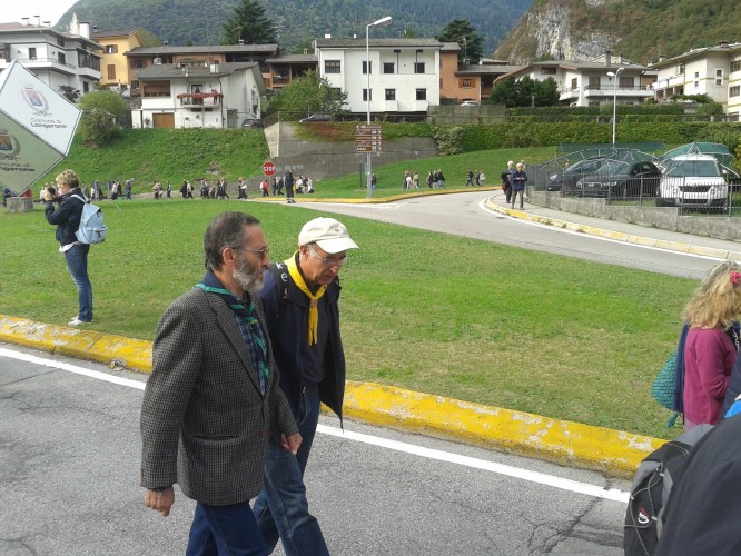 la sfilata dei soccorritori per le vie di Longarone10.jpg